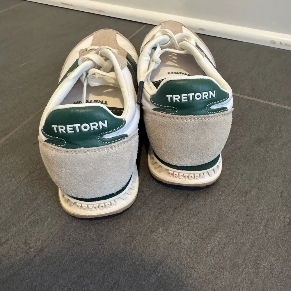 Women’s 8.5 Tretorn sneakers - Picture 4 of 6